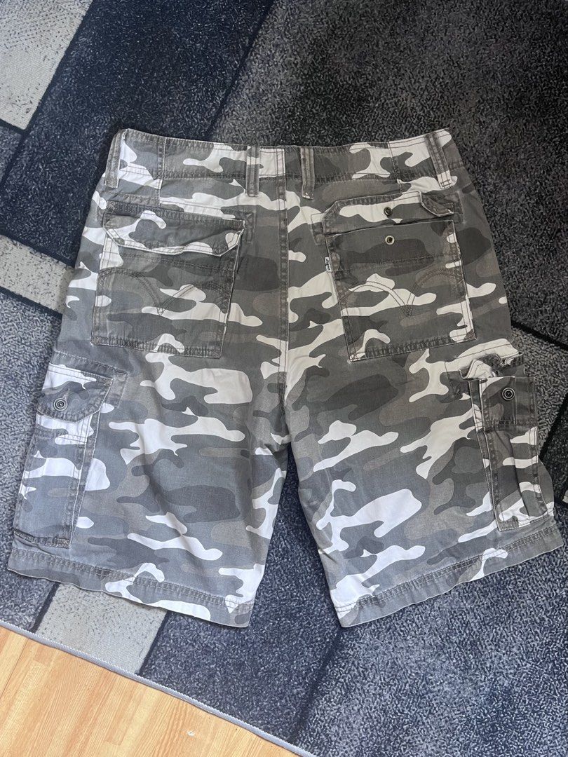 Levi's Grey Camo Cargo Shorts (Category: Shorts) located in Sablan. Submitted by mrcglnn (Listing ID 1468935438, Image 2). Description: Levi’s Grey Camo Cargo Shorts 36w 21l.