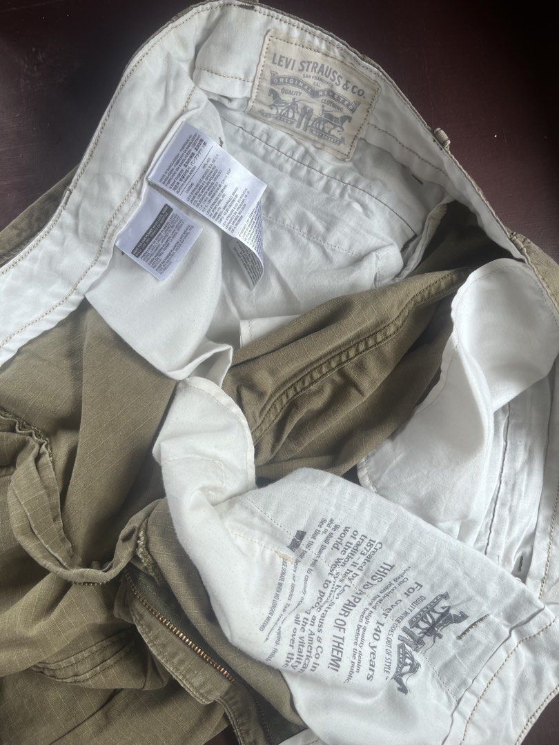 Levi’s Khaki Cargo Shorts (Category: Shorts) located in Sablan. Submitted by mrcglnn (Listing ID 1468935534, Image 3). Description: Levi’s Khaki Cargo Shorts 38w 24l baguio city loc. negotiable .