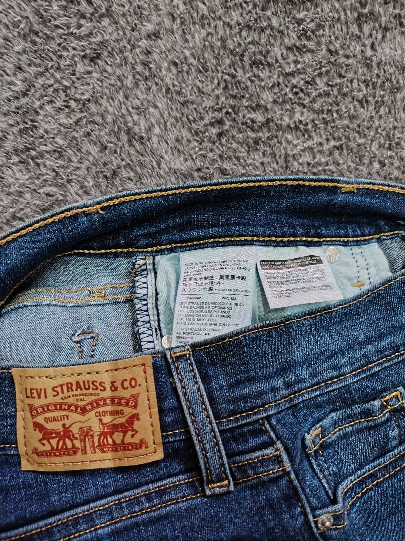 LEVI'S SKINNY SIZE 26 (Category: Jeans) located in Valenzuela. Submitted by anna.banana10 (Listing ID 1468956824, Image 3). Description: - Brand: Levi's - Style: Skinny jeans / Slim fit through the legs - Size: W26 (Standard waist) - Color/Wash: Medium blue - Details: Classic five-pocket design, contrast stitching, zip fly, button closure, and leather back patch - Condition: Great everyday piece with inner care and size tags attached.