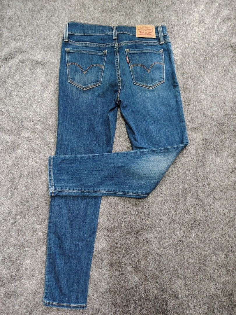 LEVI'S SKINNY SIZE 26 (Category: Jeans) located in Valenzuela. Submitted by anna.banana10 (Listing ID 1468956824, Image 1). Description: - Brand: Levi's - Style: Skinny jeans / Slim fit through the legs - Size: W26 (Standard waist) - Color/Wash: Medium blue - Details: Classic five-pocket design, contrast stitching, zip fly, button closure, and leather back patch - Condition: Great everyday piece with inner care and size tags attached.