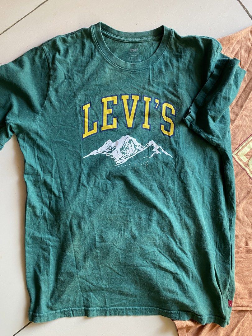 Levis Tee size Large (Category: Activewear) located in Valencia. Submitted by wts1122.ph (Listing ID 1468937269, Image 2). Description: Dimes 22/28 9/10 Need wash Excellent .