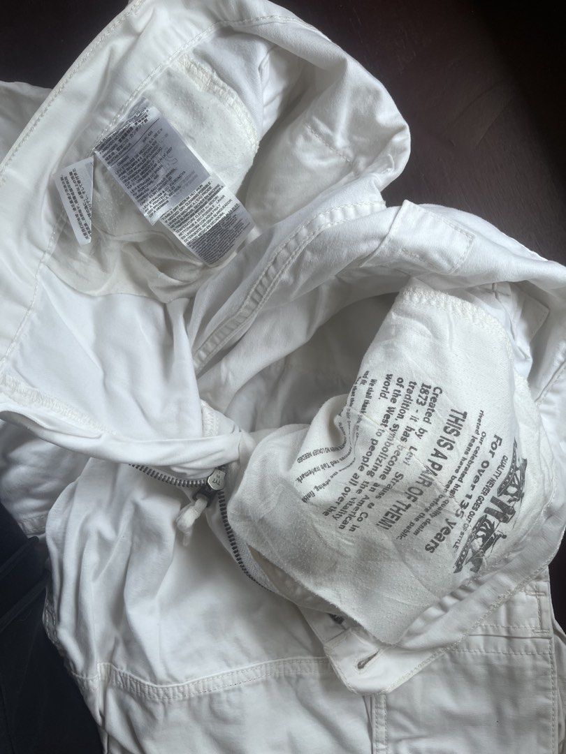 Levi's White Cargo Shorts (Category: Shorts) located in Sablan. Submitted by mrcglnn (Listing ID 1468935860, Image 3). Description: Levi’s White Cargo Shorts 34w 24l baguio city loc. negotiable .