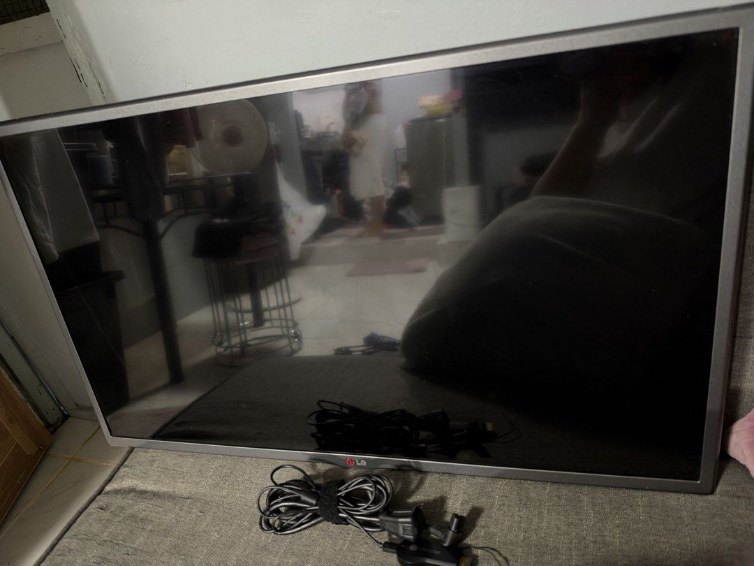 LG 32LB563B 32 Inch TV (Category: TV) located in Manila. Submitted by danatayag27 (Listing ID 1469027377, Image 1). Description: - Model: LG 32LB563B TV (Manufactured April 2014, Indonesia) - Condition: Working normally, clean screen with no major scratches - Power: AC 100-240V, includes original power cord - Accessories: Includes remote control - Design: Standard black bezel and casing - Ideal for budget-friendly entertainment or extra monitor u
