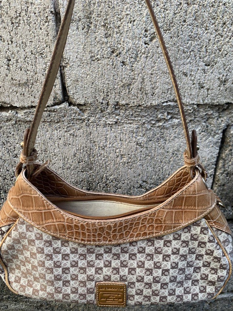 Liz Claiborne (Category: Shoulder Bags) located in Bayombong. Submitted by declutterbyriri (Listing ID 1468997102, Image 2). Description: - Faded on strap and some part - minimal stain/dirt - permanent yellowish color inside (i I think dahil na stock) - minimal flaw.