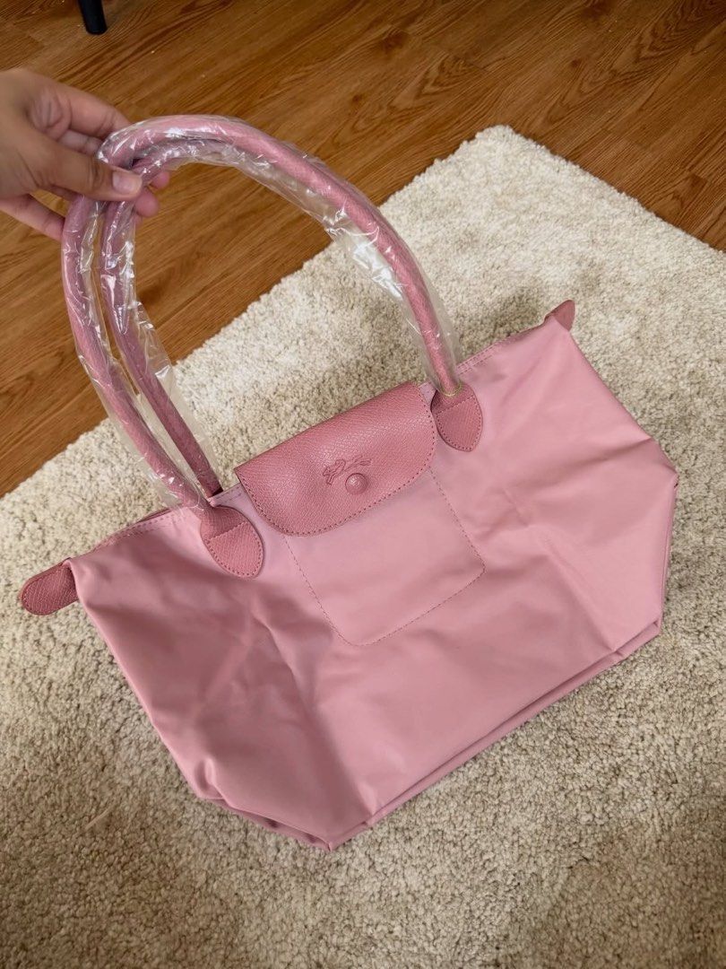 Long Champ 06 Tote Bag (Category: Tote Bags) located in Manila. Submitted by theiconicco_mnl_8 (Listing ID 1469018339, Image 1). Description: .