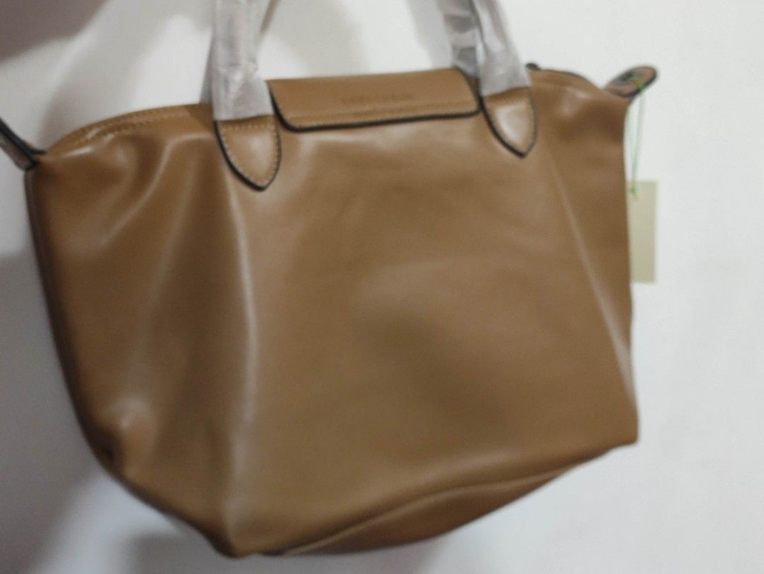 Longchamp Soft leather with nylon strap (Category: Luxury Bags & Wallets) located in Quezon City. Submitted by pprzi_89 (Listing ID 1467890858, Image 2). Description: + shipping fee - Top short handle - Nylon adjustable shoulder strap - Condition: Brand new.