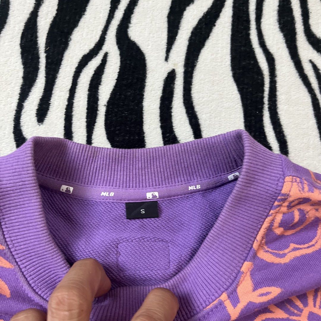 Los angeles flower longsleeve (Category: Coats, Jackets and Outerwear) located in Manila. Submitted by royaldripmanila (Listing ID 1468930407, Image 3). Description: No issue W21.5 L25.5.