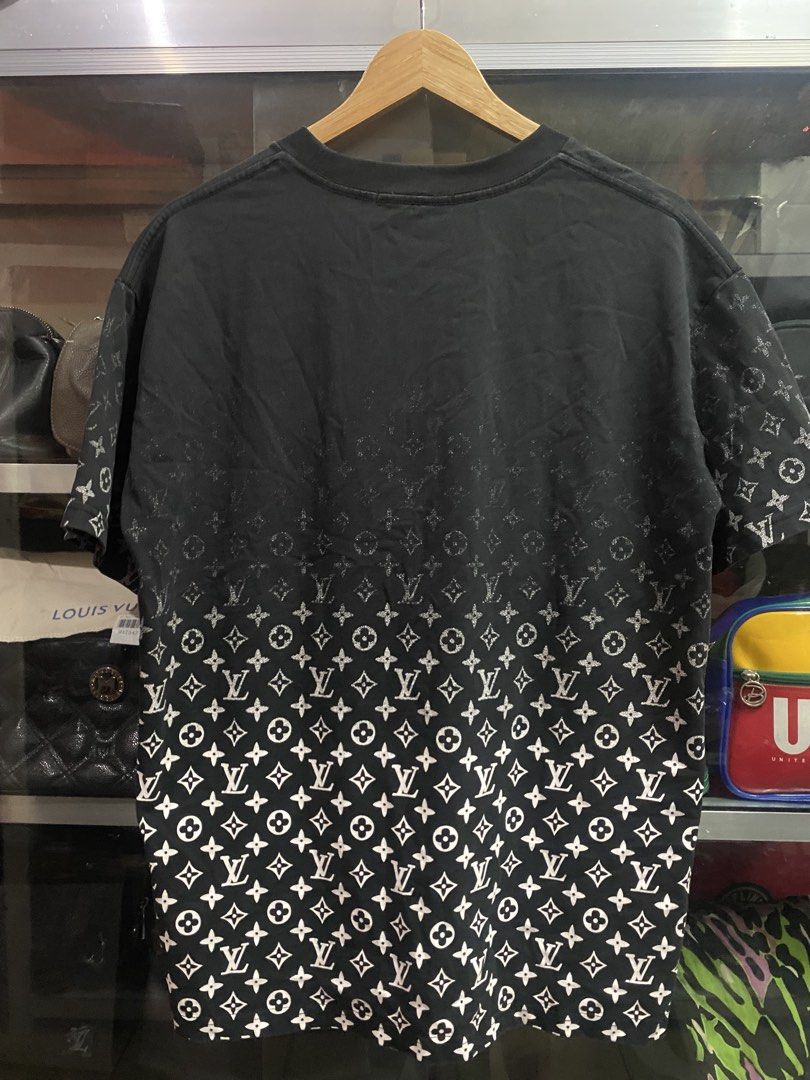 Louis Vitton Gradient tee (Category: Luxury Apparel) located in Kalibo. Submitted by rvna23 (Listing ID 1468995973, Image 2). Description: Louis Vuitton Monogram Gradient T-Shirt Dimes 28 X 21 Excellent Condition .