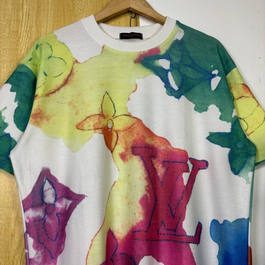 LOUIS VUITTON (Category: Tshirts & Polo Shirts ) located in Manila. Submitted by hiddengems1602 (Listing ID 1469082261, Image 3). Description: Size L on tag Dimensions: 22x28 Color Rate: 9.5/10 Excellent Condition Issue: None.
