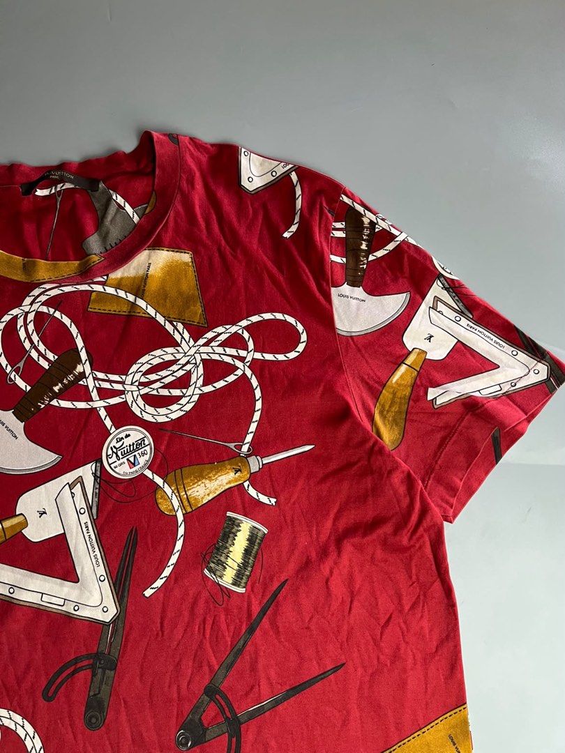 Louis Vuitton - Printed Graphic Shirt (Category: Luxury Apparel) located in San Pablo. Submitted by hiddenrygn (Listing ID 1468947957, Image 3). Description: Louis Vuitton - Printed Graphic Shirt Size : L(21” 28”) No flaws Signs of usage Excellent condition Authentic DM!.