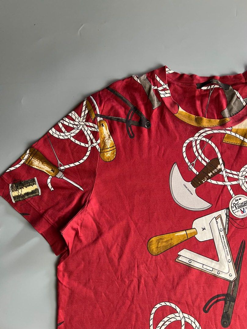 Louis Vuitton - Printed Graphic Shirt (Category: Luxury Apparel) located in San Pablo. Submitted by hiddenrygn (Listing ID 1468947957, Image 2). Description: Louis Vuitton - Printed Graphic Shirt Size : L(21” 28”) No flaws Signs of usage Excellent condition Authentic DM!.