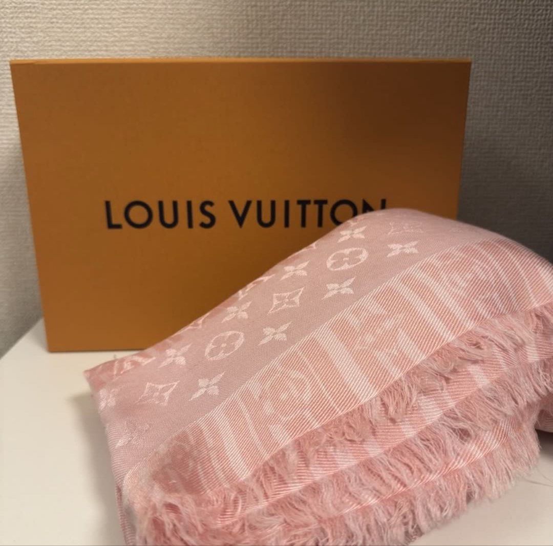 Louis Vuitton pink scarf (Category: Scarves) located in Quezon City. Submitted by hintstreet (Listing ID 1468938404, Image 1). Description: May small stain lang po dahil naplantsa but hindi naman noticeable Store price almost 40k.