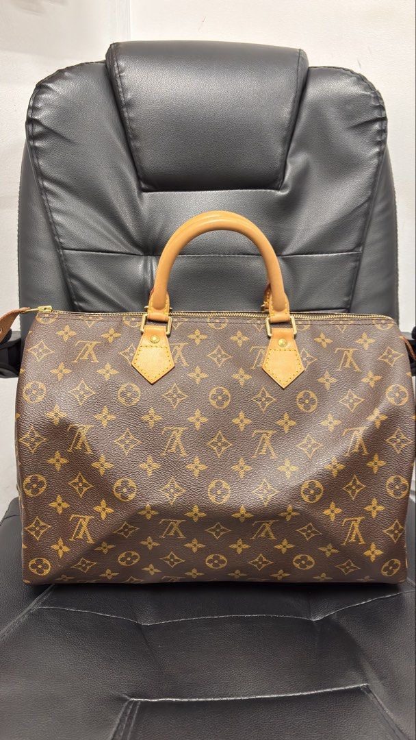 LOUIS VUITTON Speedy 35 Monogram Canvas Bag (Category: Luxury Bags & Wallets) located in Taguig. Submitted by shoppersluxe2394 (Listing ID 1469090044, Image 3). Description: .
