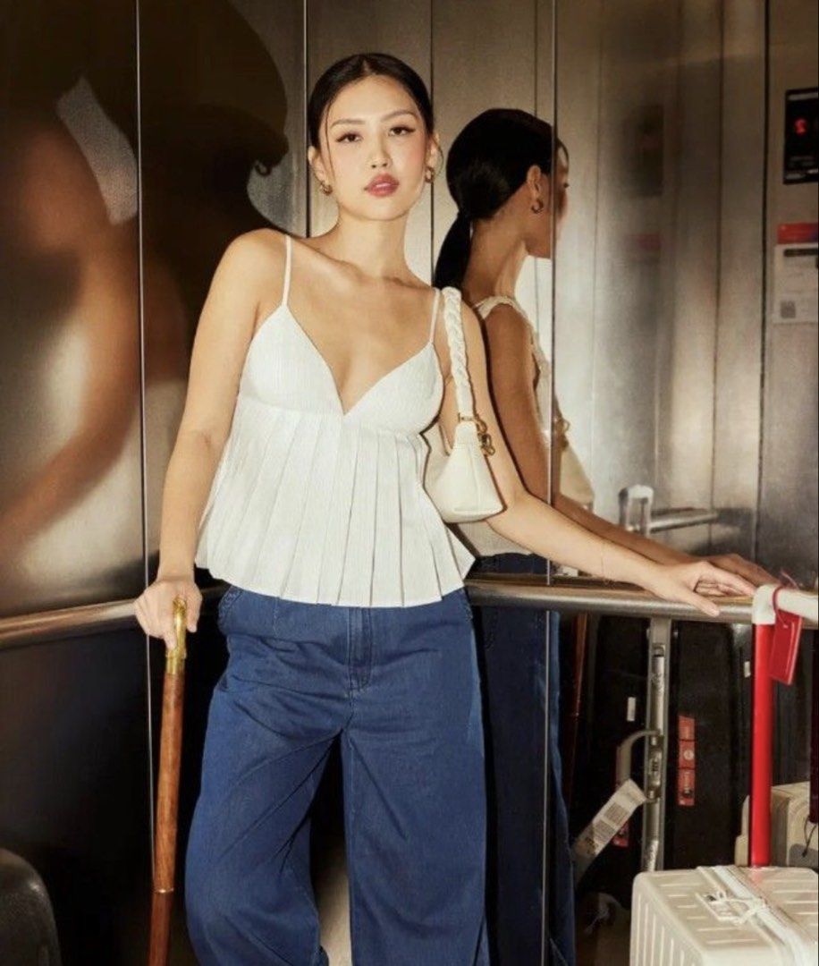 LOVE BONITO padded pleated peplum top LARGE (Category: Blouses) located in Cebu City. Submitted by calligraphybyden (Listing ID 1468932003, Image 3). Description: Used once. Too big na now.