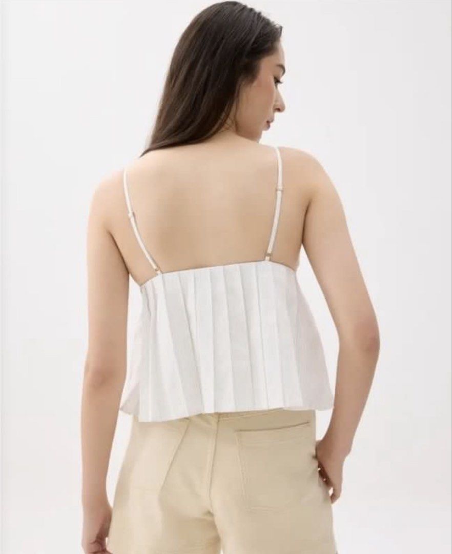 LOVE BONITO padded pleated peplum top LARGE (Category: Blouses) located in Cebu City. Submitted by calligraphybyden (Listing ID 1468932003, Image 2). Description: Used once. Too big na now.