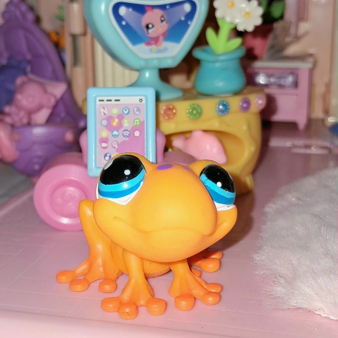 LPS Littlest Pet Shop Frog (Category: Designer & Blind Box Toys) located in Antipolo. Submitted by ssaeya (Listing ID 1468958111, Image 1). Description: ⋆.𐙚 ̊LPS FOR SALE /•᷅‎‎•᷄\੭ ☆ background not included!! ദ്ദി◝ ⩊ ◜.ᐟ ☆ PAYO (Pay As You Order) ☆ reservations accepted w/ a small down payment Feel free to ask for more pics & details! 💌 Mode of Payment: GCash Mode of Delivery: J&T/Lalamove.