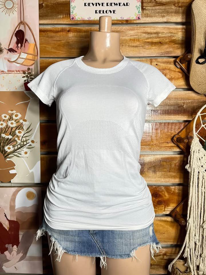 Lululemon DriFit Top (Category: Shirts) located in Pagadian. Submitted by angelcanzado (Listing ID 1468994591, Image 1). Description: Lululemon DriFit Top Excellent Condition Cut Tags No crack print logo Small - Medium .