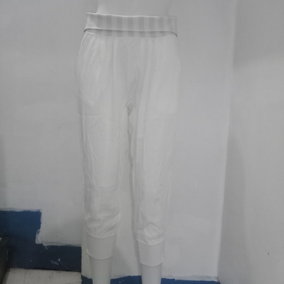 Lululemon Jogger (Category: Other Bottoms) located in Manila. Submitted by shoekendi (Listing ID 1469158798, Image 2). Description: looks new.