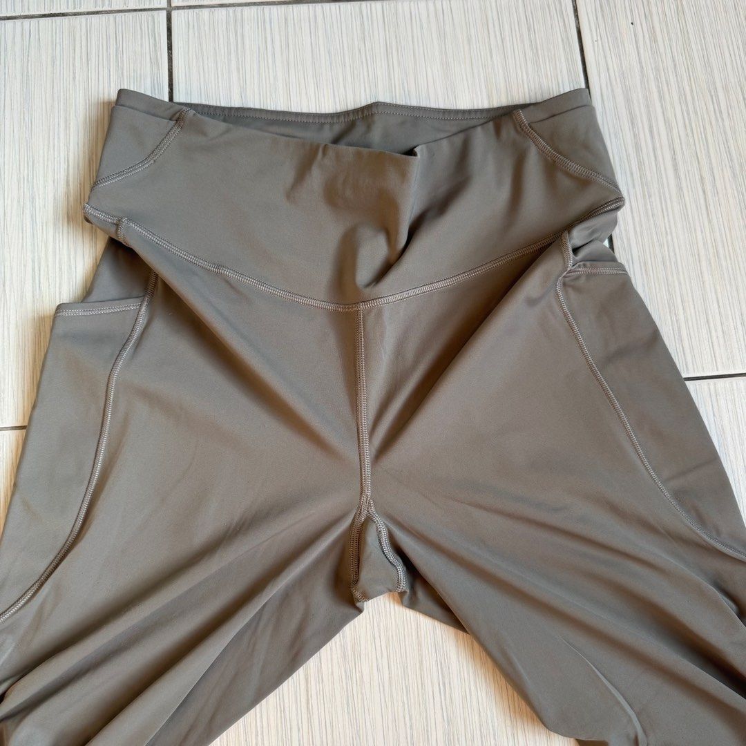 Lululemon leggings dot 10 (Category: Activewear) located in Makati City. Submitted by ellespreloved2.0 (Listing ID 1469049875, Image 3). Description: In very good condition No flaw With side and waist pockets Fits 32-34 waist Adjustable string inside waist .