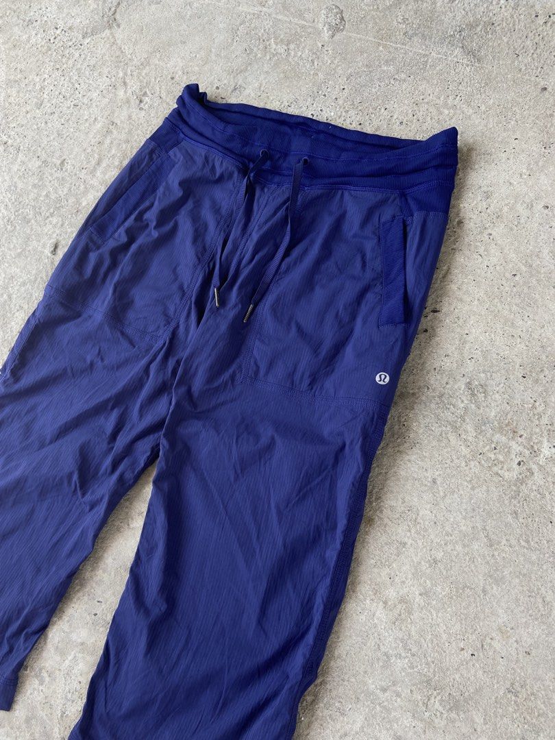 Lululemon Studio Crop (or Dance Studio Crop) (Category: Shorts) located in Cavite. Submitted by abasolo_jv (Listing ID 1469052227, Image 2). Description: Good Condition 10/10 Color rate no pinhole no issues 30-32x29 dimes fresh From bale.