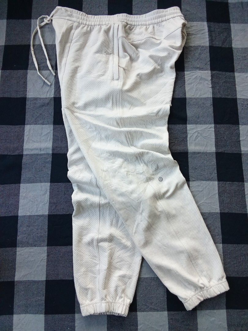 Lululemon Sweat Pants (Category: Activewear) located in Polomolok. Submitted by timog_high_ice (Listing ID 1468964117, Image 1). Description: - Beige Color way - Zipper pockets - Lightweight - Waist 30-34 - Length 39 Pang Gym Or Running ❤️.