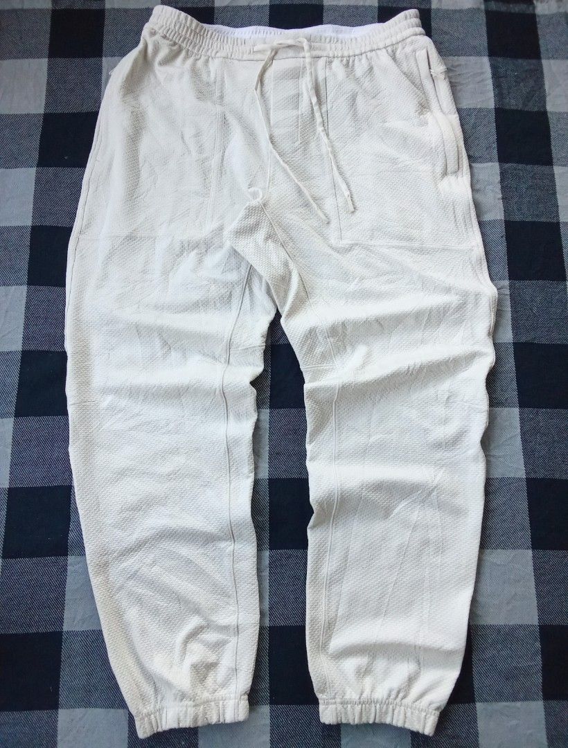 Lululemon Sweat Pants (Category: Activewear) located in Polomolok. Submitted by timog_high_ice (Listing ID 1468964117, Image 2). Description: - Beige Color way - Zipper pockets - Lightweight - Waist 30-34 - Length 39 Pang Gym Or Running ❤️.
