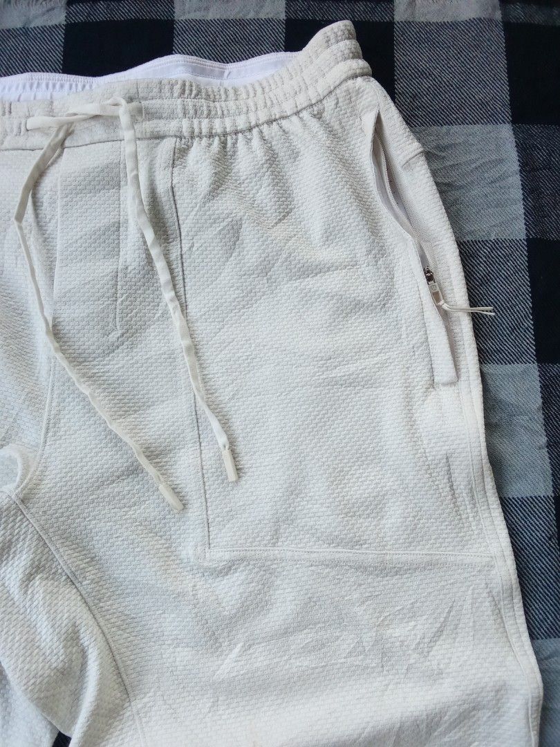 Lululemon Sweat Pants (Category: Activewear) located in Polomolok. Submitted by timog_high_ice (Listing ID 1468964117, Image 3). Description: - Beige Color way - Zipper pockets - Lightweight - Waist 30-34 - Length 39 Pang Gym Or Running ❤️.