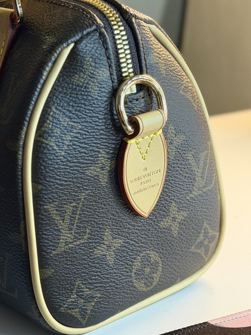 LV speedy 20cm (Category: Cross-body Bags) located in San Pedro. Submitted by happyfindsss (Listing ID 1469066449, Image 3). Description: •3 straps - guitar strap, leather strap & shoulder bag •size 20cm •w/ dust bag & box •✨ SUPER SPACIOUS‼️.