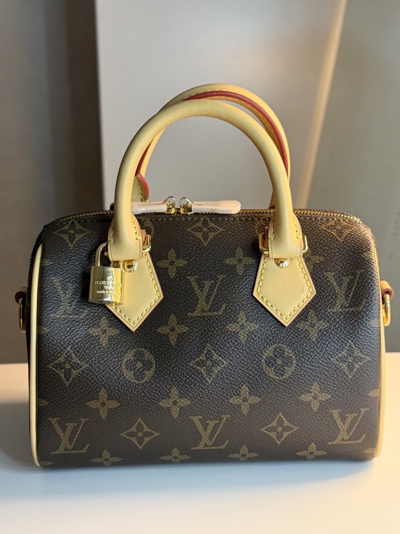 LV speedy 20cm (Category: Cross-body Bags) located in San Pedro. Submitted by happyfindsss (Listing ID 1469066449, Image 1). Description: •3 straps - guitar strap, leather strap & shoulder bag •size 20cm •w/ dust bag & box •✨ SUPER SPACIOUS‼️.
