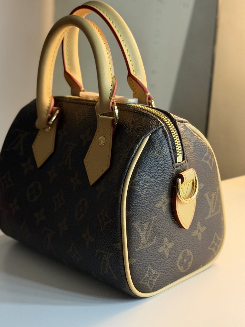 LV speedy 20cm (Category: Cross-body Bags) located in San Pedro. Submitted by happyfindsss (Listing ID 1469066449, Image 2). Description: •3 straps - guitar strap, leather strap & shoulder bag •size 20cm •w/ dust bag & box •✨ SUPER SPACIOUS‼️.