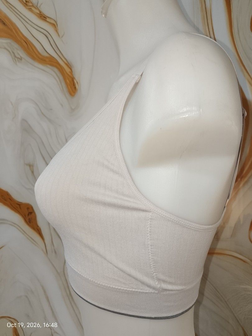 M: Calvin Klein bra no pads (Category: Undergarments & Loungewear) located in Manila. Submitted by truecrystal-1407 (Listing ID 1469014156, Image 3). Description: .