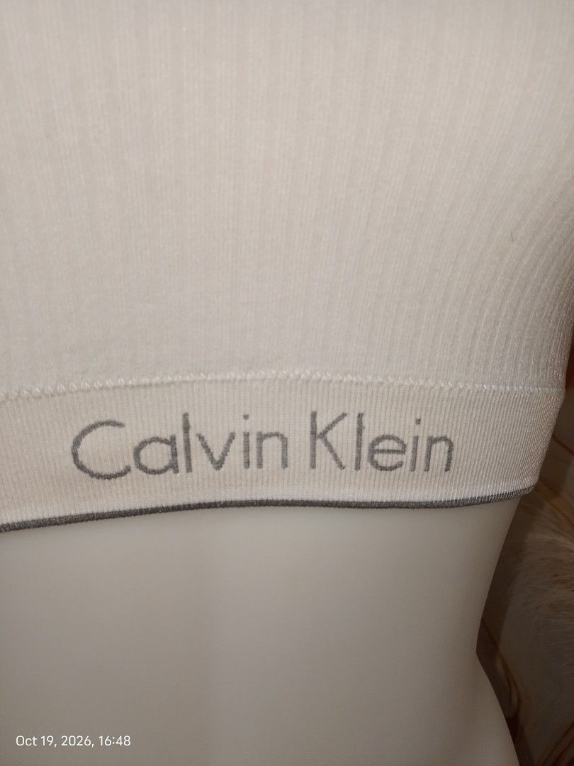 M: Calvin Klein bra no pads (Category: Undergarments & Loungewear) located in Manila. Submitted by truecrystal-1407 (Listing ID 1469014156, Image 2). Description: .