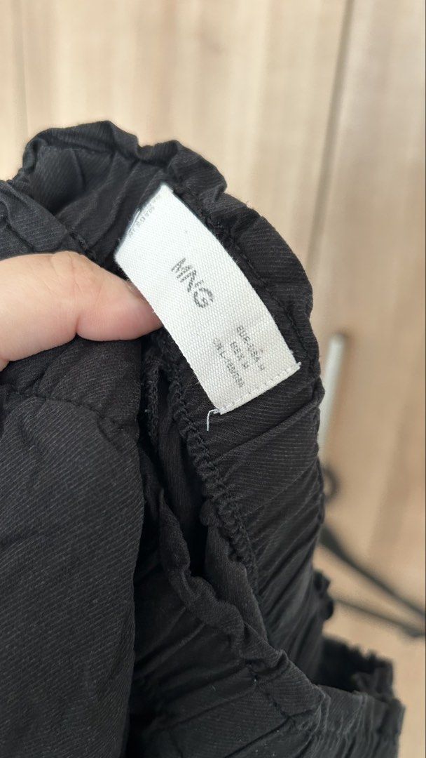 Mango Black Elastic Waist Trousers Pants M (Category: Other Bottoms) located in Pasig City. Submitted by eenamagg (Listing ID 1469080702, Image 3). Description: - Brand: Mango - Size: EUR M / USA M - Color: Black - Fit: Straight leg - Waistband: Elastic with ruffled trim - Material: Lightweight fabric - Condition: Excellent staple piece, versatile for any outfit.