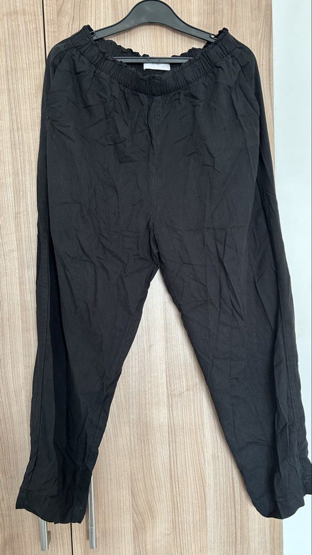 Mango Black Elastic Waist Trousers Pants M (Category: Other Bottoms) located in Pasig City. Submitted by eenamagg (Listing ID 1469080702, Image 1). Description: - Brand: Mango - Size: EUR M / USA M - Color: Black - Fit: Straight leg - Waistband: Elastic with ruffled trim - Material: Lightweight fabric - Condition: Excellent staple piece, versatile for any outfit.