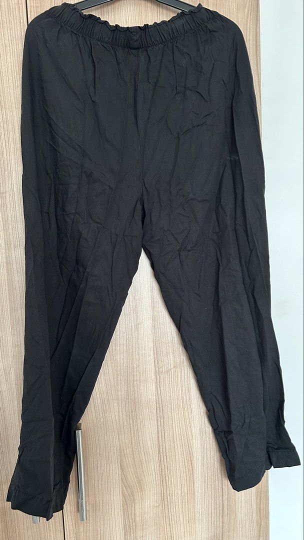 Mango Black Elastic Waist Trousers Pants M (Category: Other Bottoms) located in Pasig City. Submitted by eenamagg (Listing ID 1469080702, Image 2). Description: - Brand: Mango - Size: EUR M / USA M - Color: Black - Fit: Straight leg - Waistband: Elastic with ruffled trim - Material: Lightweight fabric - Condition: Excellent staple piece, versatile for any outfit.
