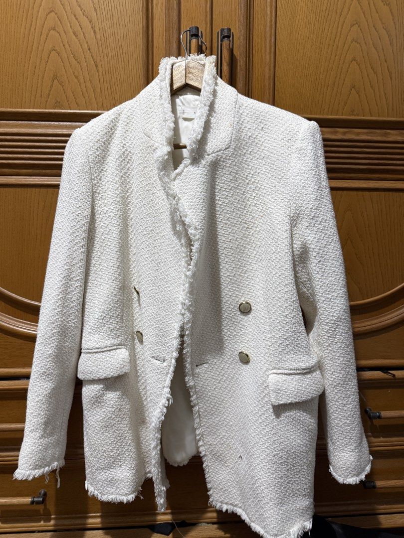 Mango Coat (Category: Coats, Jackets and Outerwear) located in Pasay City. Submitted by alizamae (Listing ID 1469048660, Image 3). Description: .