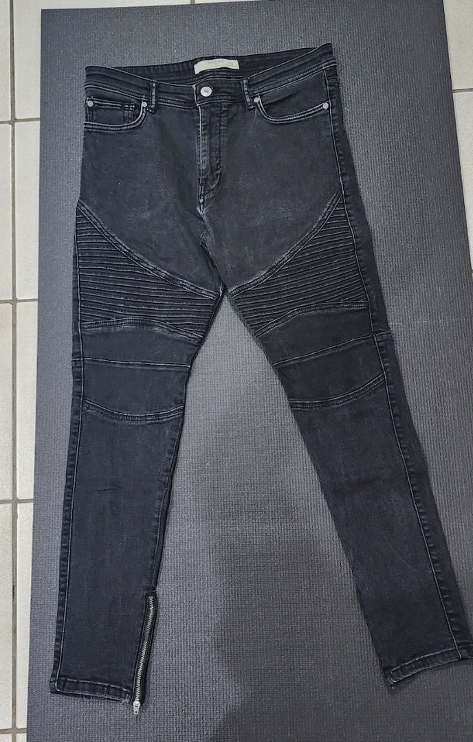 [MANGO Man] Men's Black Skinny Jeans (Category: Jeans) located in Manila. Submitted by bibimboop (Listing ID 1469060891, Image 1). Description: MANGO Man, men's stylish black skinny jeans. Has 2 YKK ankle zippers which work, and something like a stitched line design at the thigh part. The denim material is quite thick and definitely sturdy. Has good stitching. Waist: 32" Length: 36" 🧧 Mode of Payment: Gcash or Cash (meet-ups) 📍 Meet-Ups: Robins