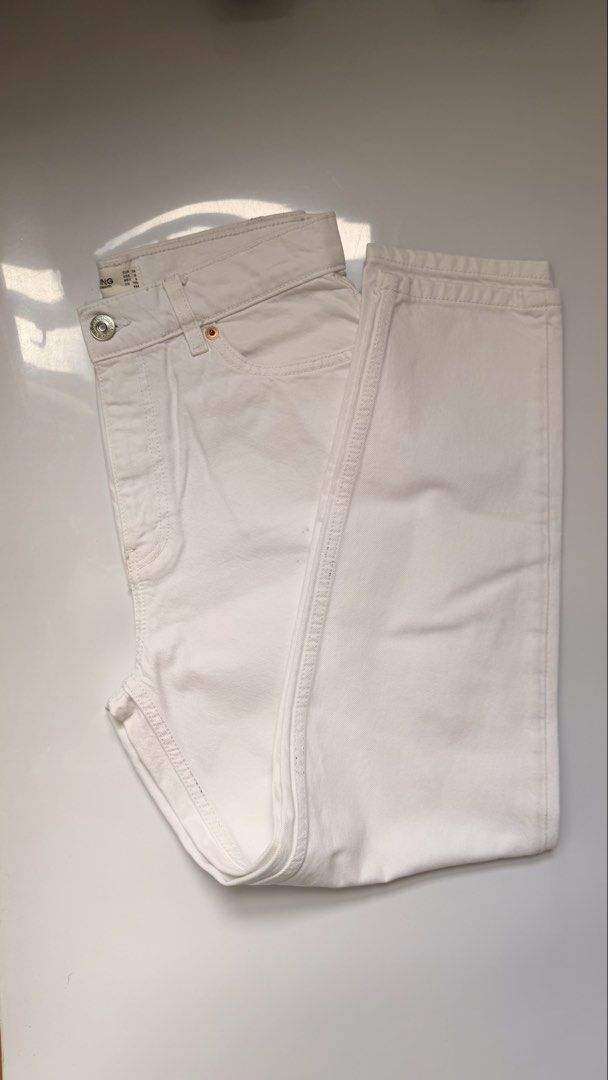 Mango Mom Jeans (White) (Category: Jeans) located in San Juan City. Submitted by acst12 (Listing ID 1468940865, Image 1). Description: .