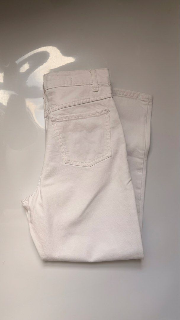 Mango Mom Jeans (White) (Category: Jeans) located in San Juan City. Submitted by acst12 (Listing ID 1468940865, Image 3). Description: .