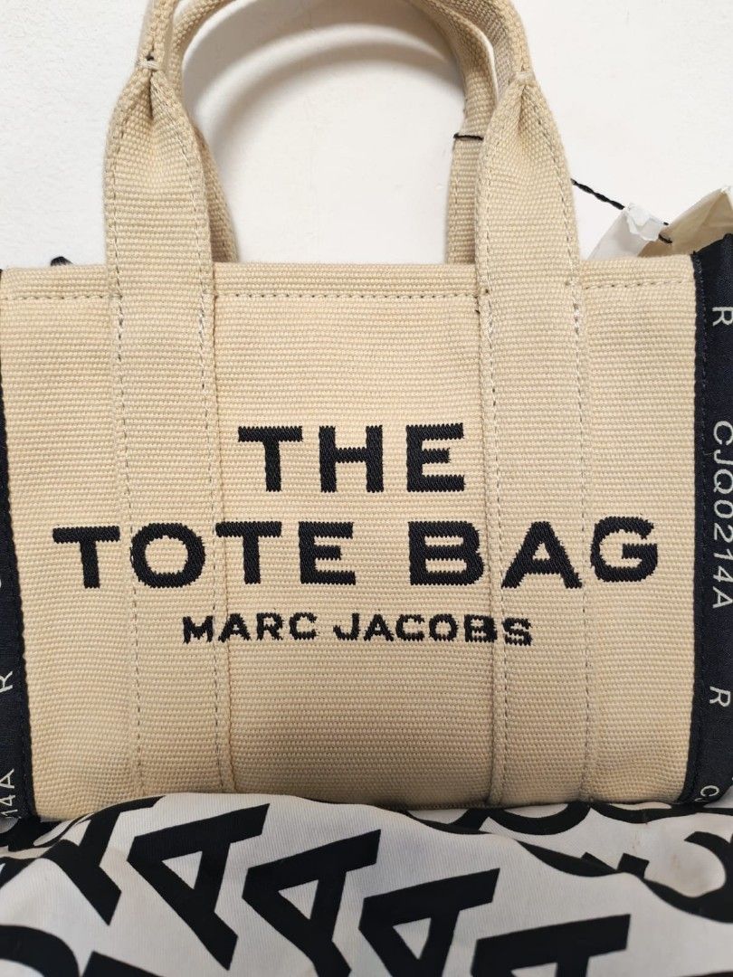 Marc Jacobs Tote Jacquard Bag (Category: Cross-body Bags) located in Makati City. Submitted by wellLovedstuffs (Listing ID 1468932671, Image 3). Description: .