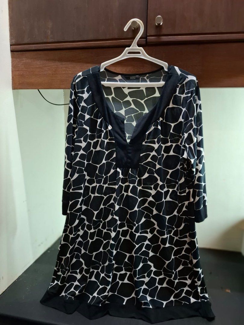 Marks & Spencer Black and White Patterned Tunic Blouse (Category: Blouses) located in Muntinlupa City. Submitted by everythingmustgo_8475da (Listing ID 1469013365, Image 1). Description: - Brand: Marks & Spencer - Design: Striking black & white geometric animal print - Neckline & Details: Stylish V-neck with solid black trim on collar and cuffs - Sleeves: Three-quarter length - Fit: Comfortable and flowy - Versatility: Ideal for casual outings or