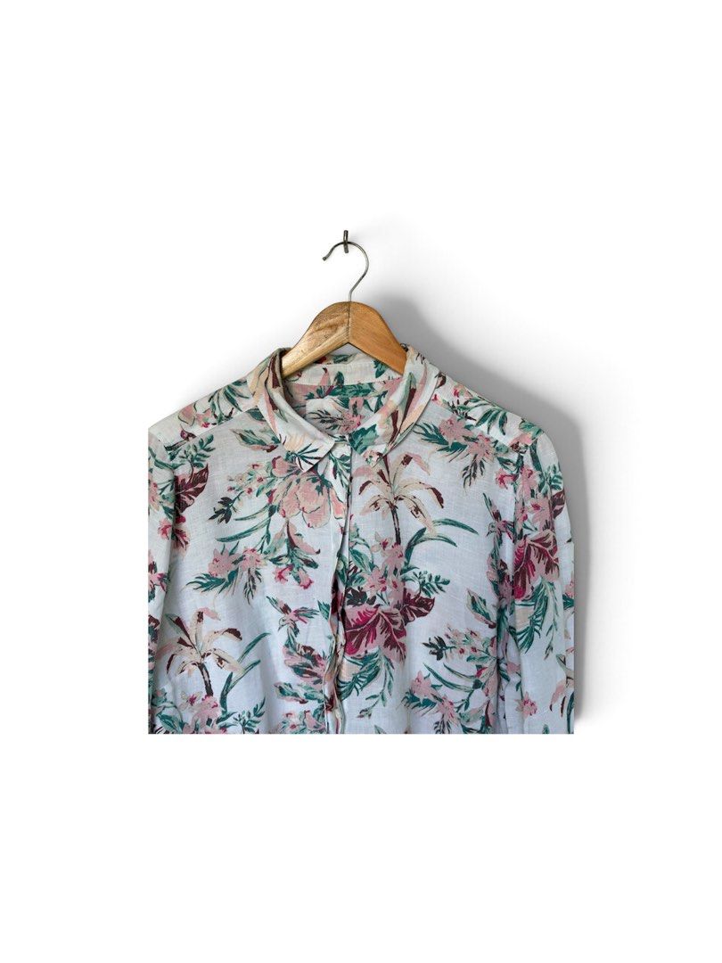 Marks & Spender Linen Blend Tropical Longsleeve (Category: Longsleeves) located in Quezon City. Submitted by chrizcboutique (Listing ID 1468961316, Image 3). Description: Marks and Spencer Linen Blend Long-sleeve Button down with floral design Made of Linen 62% and cotton 38% can fit large to xxxl frame size UK18 - XXXl in tag Measurements laid in flat shoulder to shoulder approx 17 inches armpit to armpit approx 23.5 inches lenght approx 28 inch