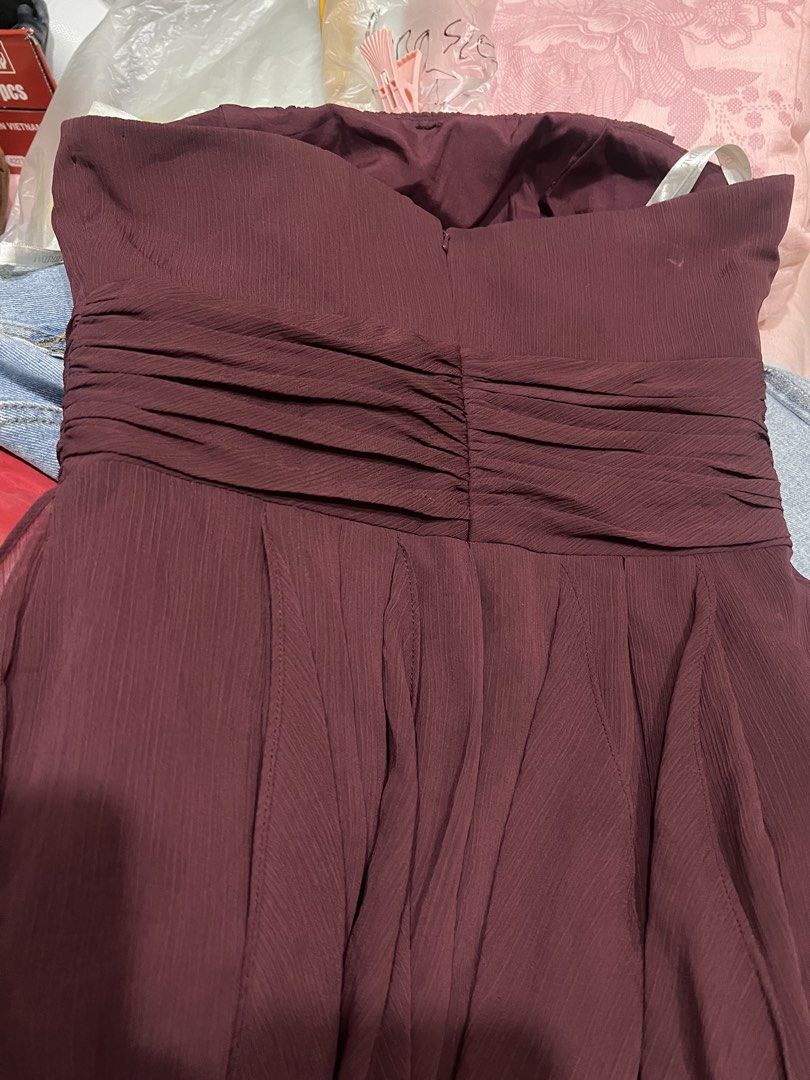 Maroon Gown (Category: Evening dresses & gowns) located in Antipolo. Submitted by wearyourbrand.ph (Listing ID 1468931648, Image 3). Description: Size: small /. US 4.