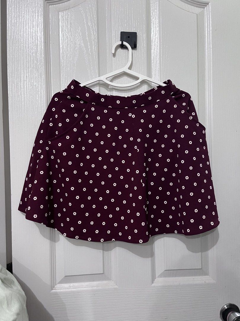 Maroon skirt with pockets (Category: Skirts) located in Antipolo. Submitted by asdfghjkl66931 (Listing ID 1469046177, Image 1). Description: Fits 28. Goes well with black tops.