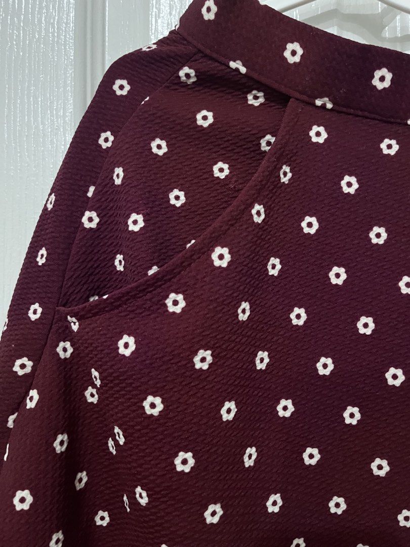 Maroon skirt with pockets (Category: Skirts) located in Antipolo. Submitted by asdfghjkl66931 (Listing ID 1469046177, Image 2). Description: Fits 28. Goes well with black tops.