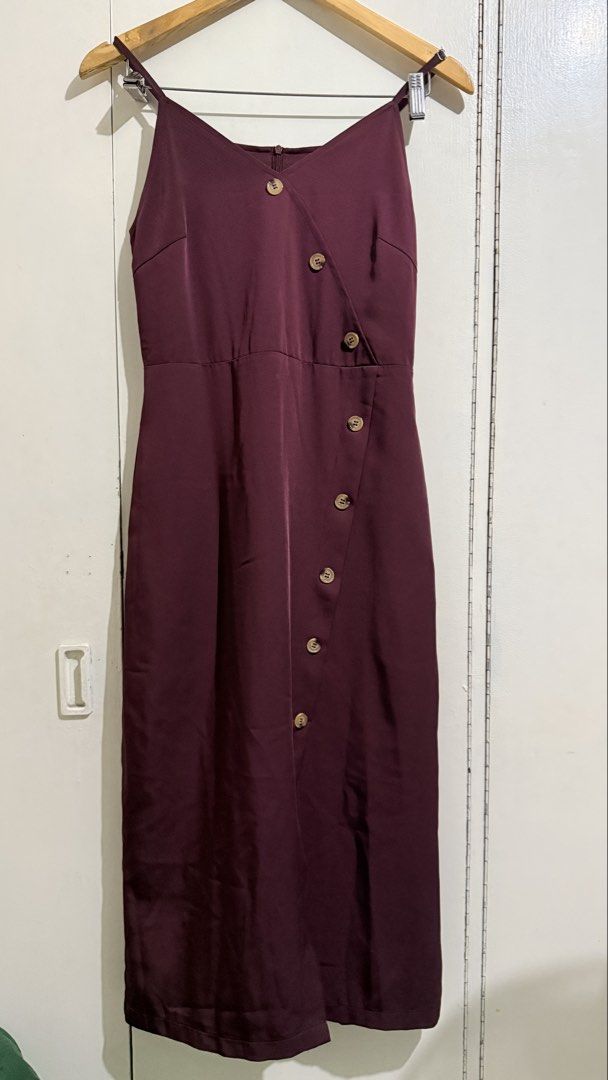 AVAIL Maroon sleeveless dress (Category: Dresses) located in Makati City. Submitted by beautestop.ph (Listing ID 1468938097, Image 2). Description: .