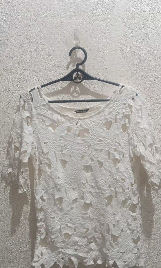 Massimo Dutti floral 3D guipure lace (Category: Dresses) located in Jasaan. Submitted by ren063090 (Listing ID 1469088757, Image 1). Description: Unique floral 3D Guipure lace. W-16 L-25.