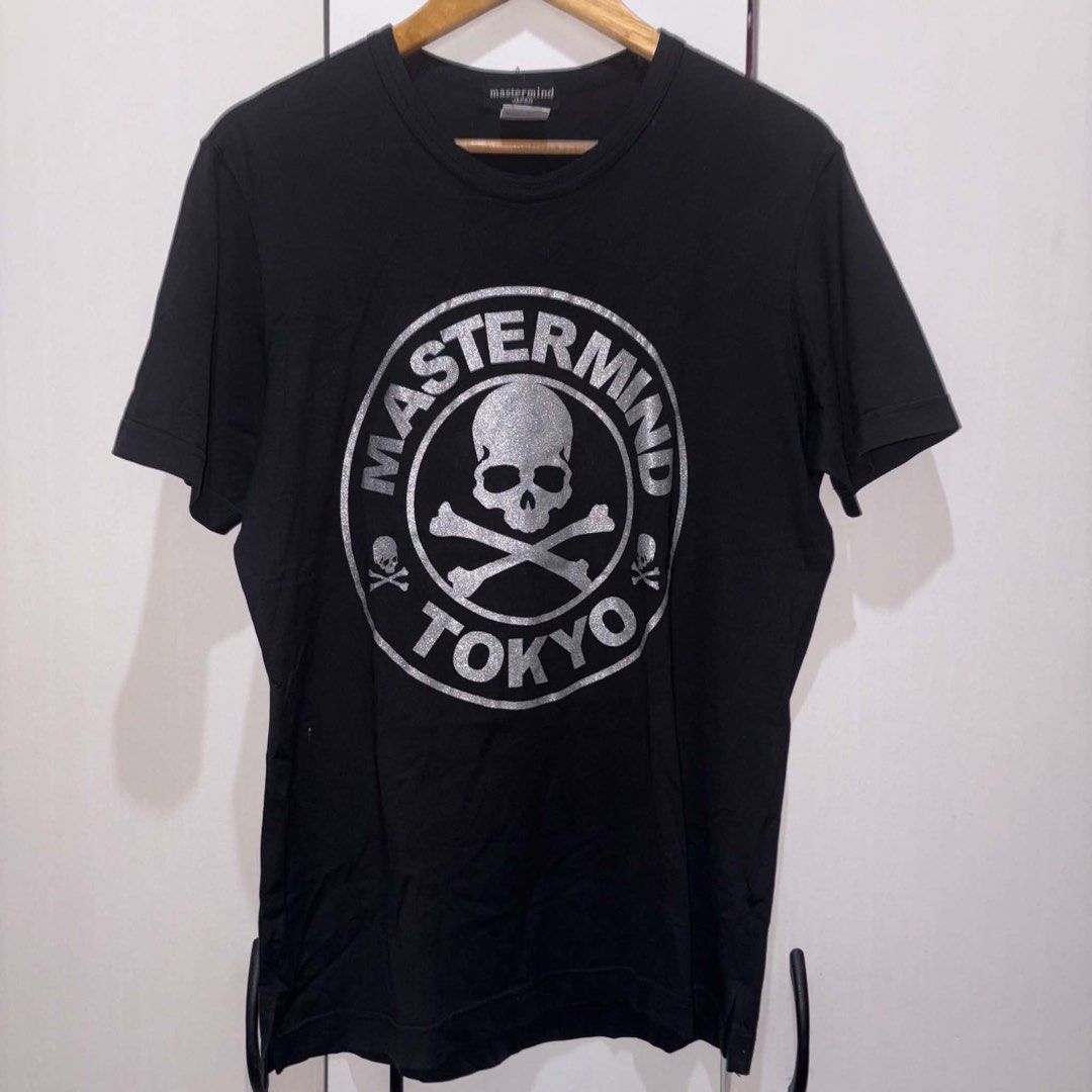 Mastermind Japan Tokyo (Category: Tshirts & Polo Shirts ) located in Rosario. Submitted by elyukano2506 (Listing ID 1469018428, Image 1). Description: - Brand: Mastermind Japan - Color: Black - Size: Large (L) - Material: 100% Cotton with standard care tags intact - Design: Large silver glitter skull graphic in a circular logo on the front - Back Details: Smaller Mastermind Tokyo branding and skull graphics across the upper back - Fit: Classic sh