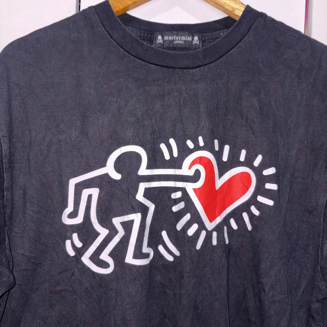 Mastermind Japan x Keith Haring (Category: Tshirts & Polo Shirts ) located in Rosario. Submitted by elyukano2506 (Listing ID 1469020220, Image 3). Description: - Brand: Mastermind Japan x Keith Haring - Color: Black - Size Medium-Large - Design: Keith Haring front graphic with red heart, iconic skull and crossbones logo print on the back - Fit: Relaxed streetwear fit with short sleeves and crew neck - Details: Branded neck label and authentic Kei