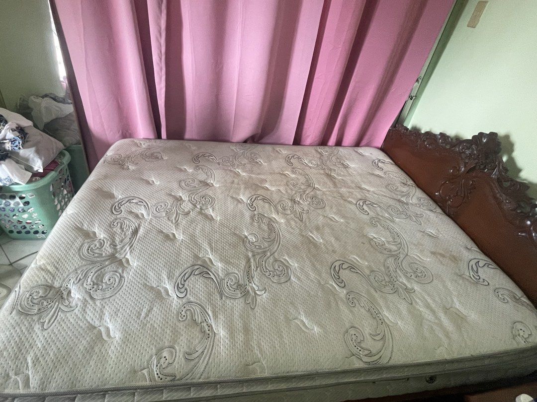 Mattress double/full size (Category: Bed Frames & Mattresses) located in Manila. Submitted by pasaybestfinds (Listing ID 1468986814, Image 2). Description: Size ~ 190 x 140 x 25 cm Freebie with 2 pillows.